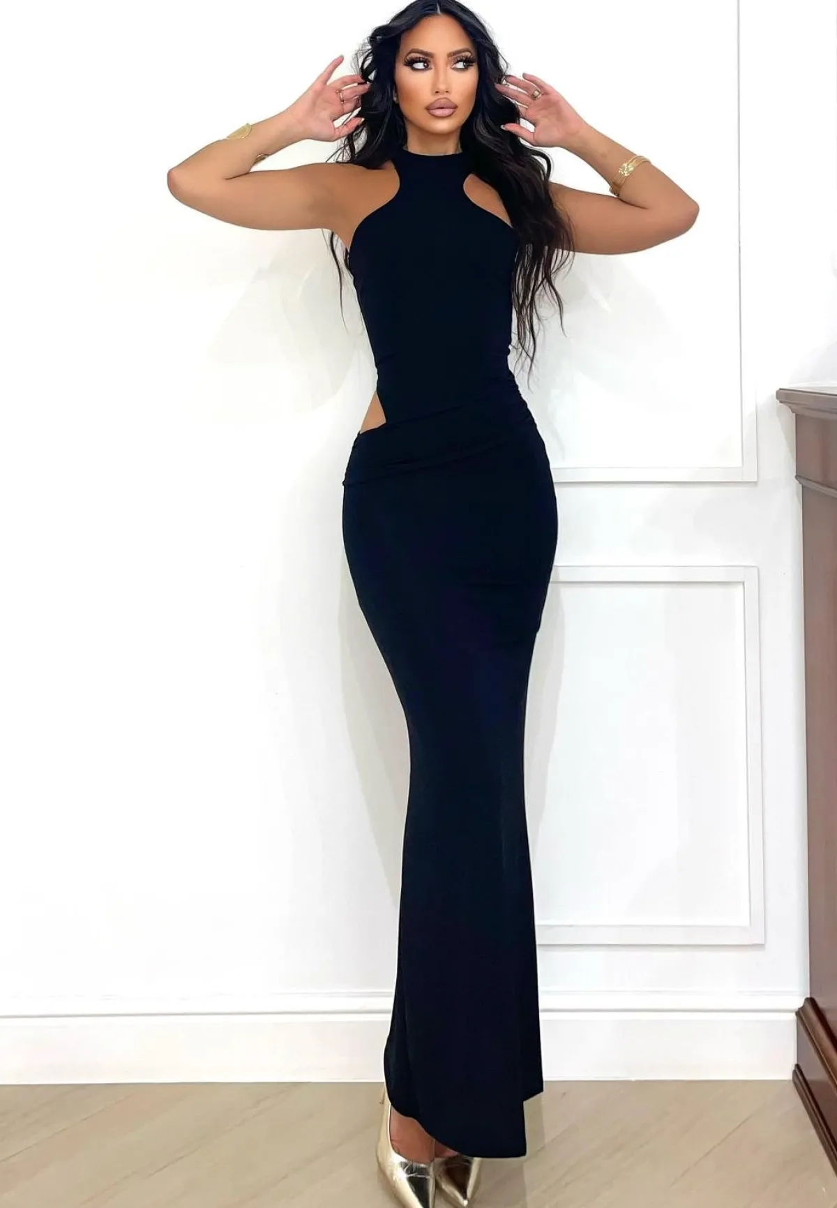 Outlet Abito lungo nero con choker e apertura laterale Abiti