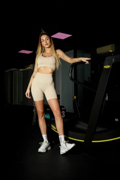 Outlet Completo fitness top e short sportivo beige Completi & Tute
