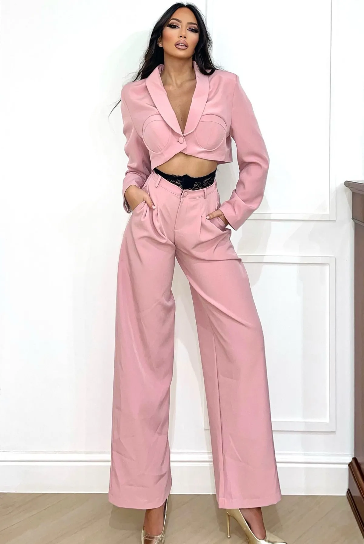 Outlet Tailleur giacca e pantalone rosa con dettaglio nero in pizzo Completi & Tute