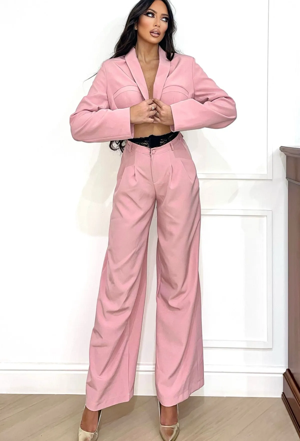 Outlet Tailleur giacca e pantalone rosa con dettaglio nero in pizzo Completi & Tute