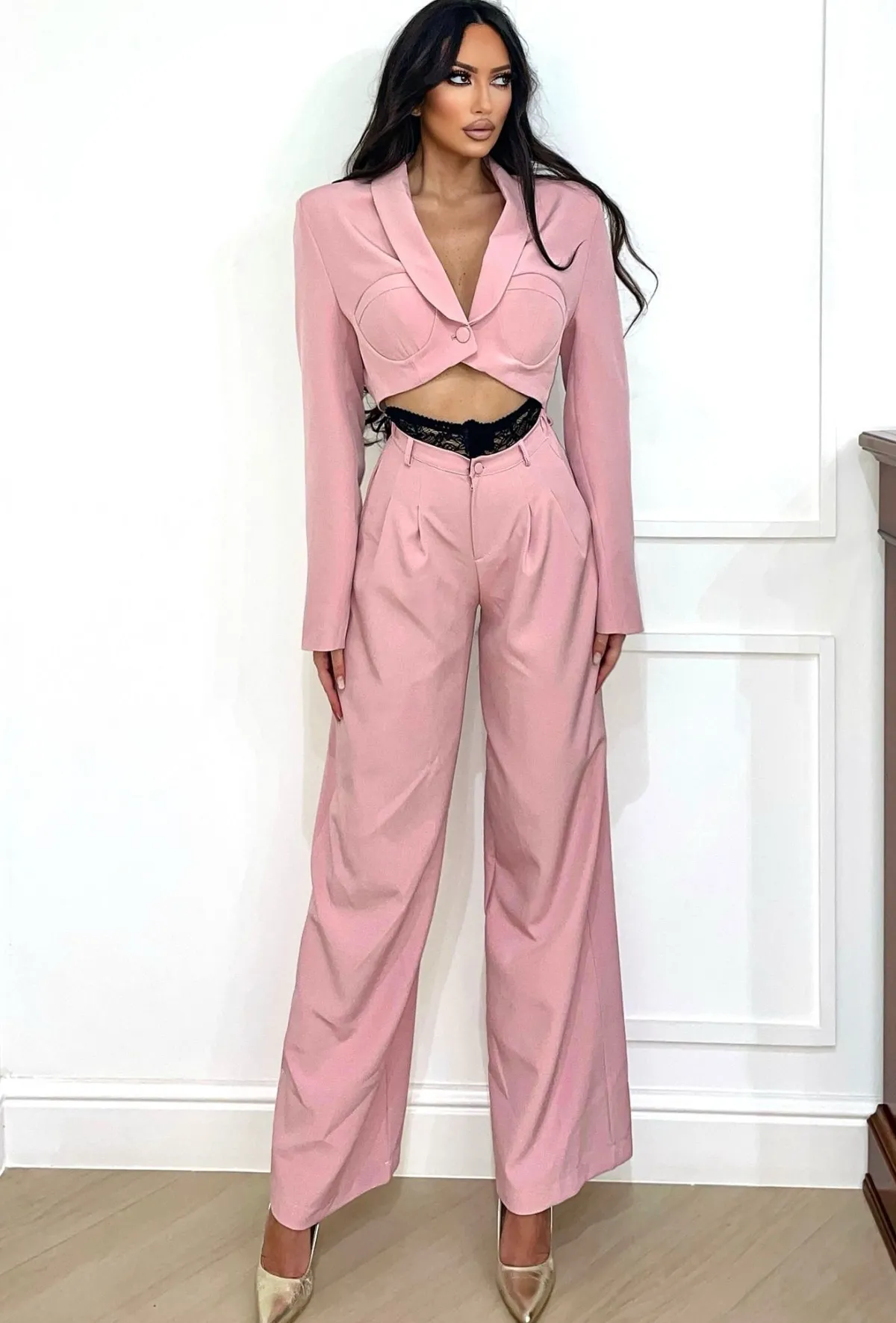 Outlet Tailleur giacca e pantalone rosa con dettaglio nero in pizzo Completi & Tute