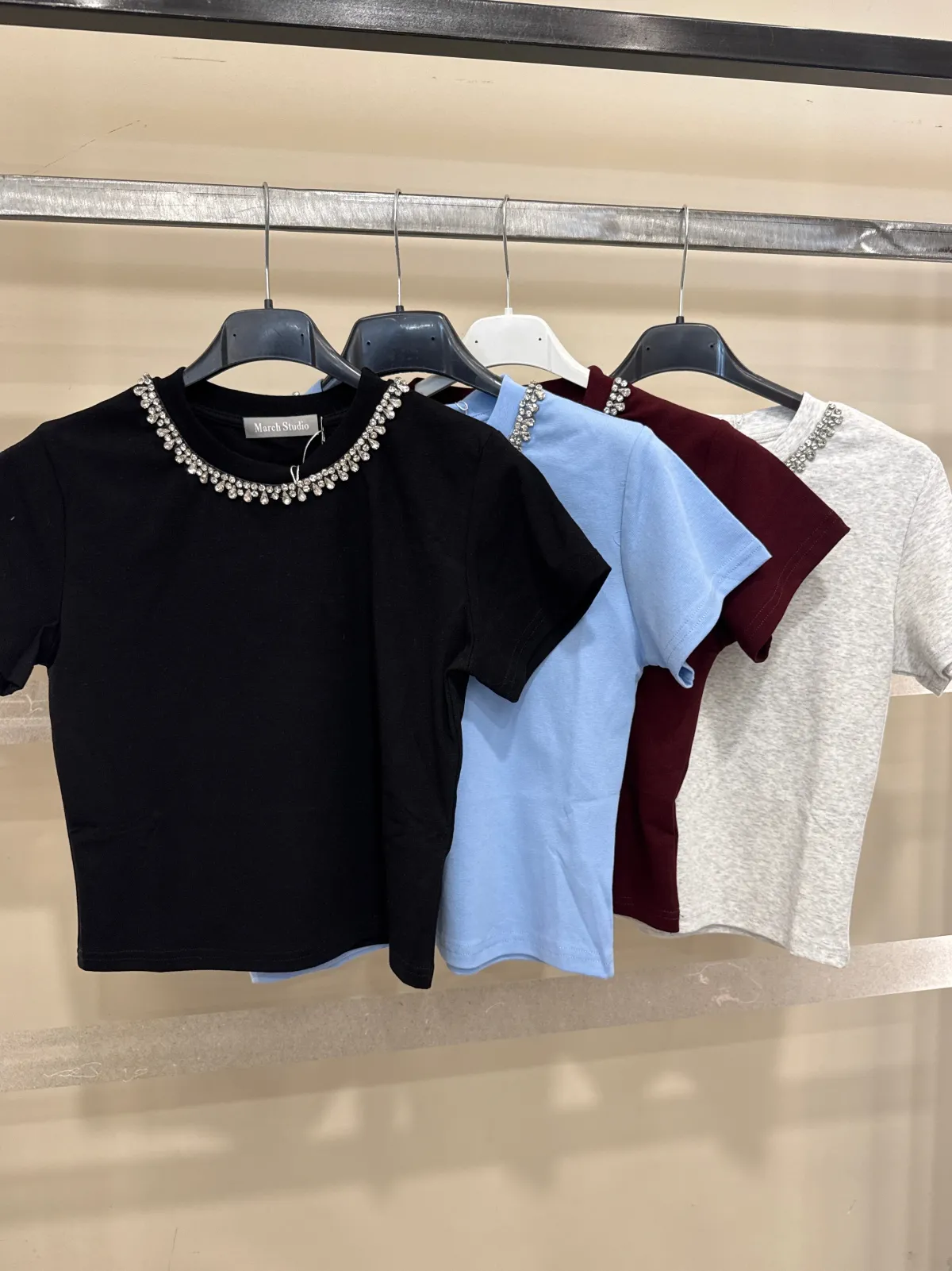 Hot T-shirt crop con strass al collo Bluse & Top
